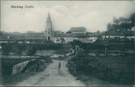 Alte Ansichtskarte Herzing / Hertzing, Teilansicht mit Kirche