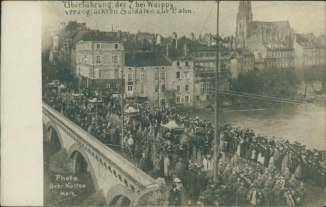 Alte Ansichtskarte Metz, Überführung der 7 bei Woippy verunglückten Soldaten zur Bahn