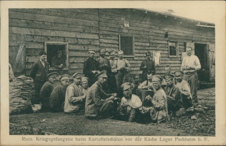 Alte Ansichtskarte Puchheim, Russ. Kriegsgefangene beim Kartoffelschälen vor der Küche Lager Puchheim b. M.