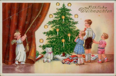 Alte Ansichtskarte Fröhliche Weihnachten, Kinder bei der Bescherung, Teddy, Spielzeugauto, Weihnachtsbaum, Engelchen öffnet Vorhang