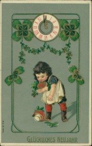 Alte Ansichtskarte Glückliches Neujahr, Kind mit Pilzen, Klee, Uhr