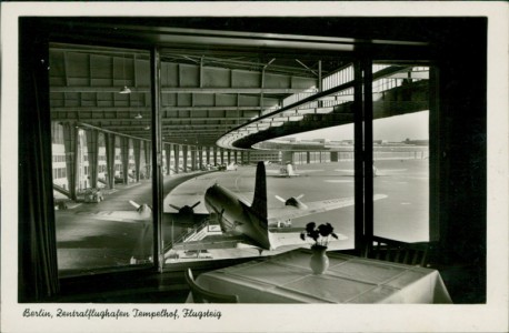 Alte Ansichtskarte Berlin, Zentralflughafen Tempelh, Flugsteig