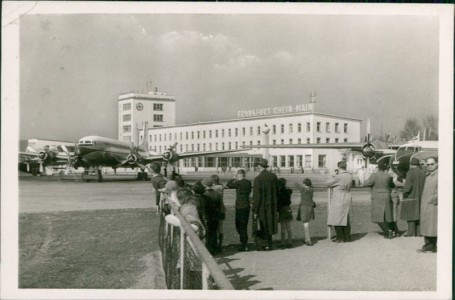 Alte Ansichtskarte Frankfurt a. Main, Flughafen, Empfangsgebäude mit Flugzeugrampe