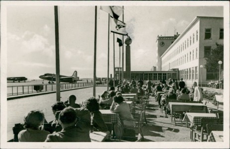 Alte Ansichtskarte Frankfurt a. Main, Flughafen Rhein-Main. Empfangsgebäude mit Flugzeugrampe und Kaffeegarten