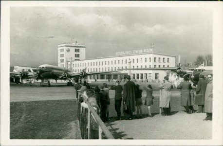 Alte Ansichtskarte Flughafen Frankfurt, Flughafen Rhein-Main. Empfangsgebäude mit Flugzeugrampe