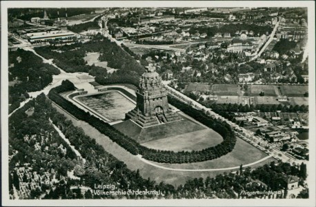 Alte Ansichtskarte Leipzig, Völkerschlachtdenmal, Fliegeraufnahme