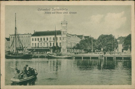 Alte Ansichtskarte Swinemünde / Świnoujście, Fähre mit Hotel Drei Kronen