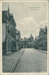 Alte Ansichtskarte Eckernförde, Bahnhofstrasse mit Blick zum Bahnhof