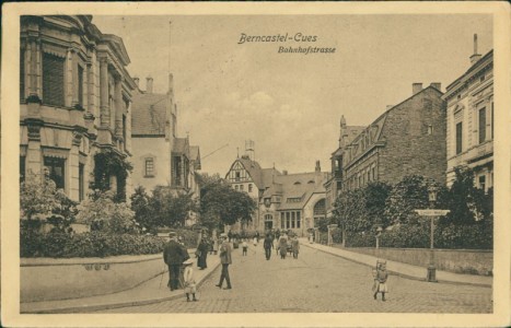 Alte Ansichtskarte Bernkastel-Kues, Bahnhofstrasse mit Bahnhof