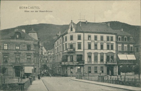 Alte Ansichtskarte Bernkastel-Kues, Blick von der Moselbrücke mit Hotel zum römischen Kaiser Inh. Peter Schömann