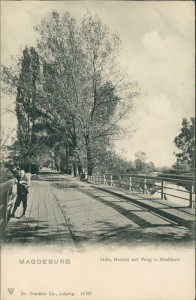 Alte Ansichtskarte Magdeburg, Hölz. Brücke auf Weg n. Stadtpark