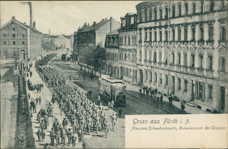 Alte Ansichtskarte Fürth, Aeussere Schwabacherstr., Vorbeimarsch der Tuppen