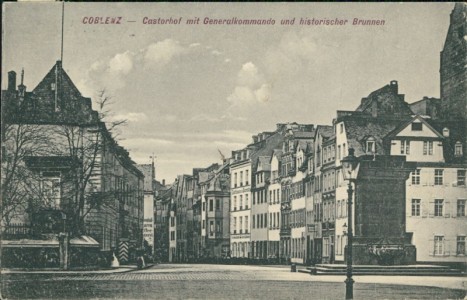 Alte Ansichtskarte Koblenz, Castorhof mit Generalkommando und historischer Brunnen