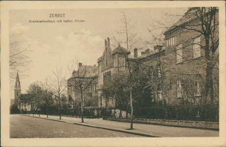 Alte Ansichtskarte Zerbst/Anhalt, Kreiskrankenhaus mit kathol. Kirche