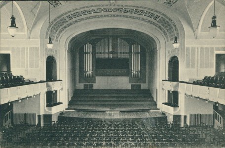 Alte Ansichtskarte Landau in der Pfalz, Festhalle. Grosser Saal mit Konzertnische u. Orgel. Erbaut: Architekt Herm. Goerke, Düsseldorf