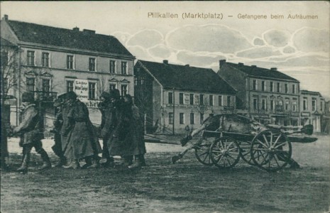 Alte Ansichtskarte Pillkallen / Dobrowolsk, Marktplatz - Gefangene beim Aufräumen