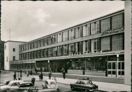 Alte Ansichtskarte Kassel, Hauptbahnhof, VW-Käfer