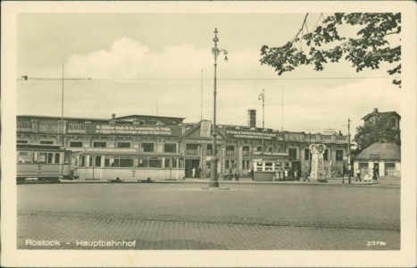 Alte Ansichtskarte Rostock, Hauptbahnhof, Straßenbahn