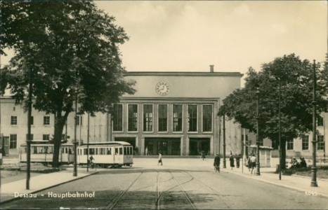 Alte Ansichtskarte Dessau, Hauptbahnhof mit Straßenbahn