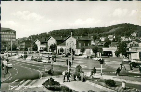 Alte Ansichtskarte Siegen, Bahnhof, Bahnhofsvorplatz