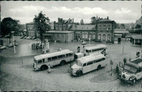Alte Ansichtskarte Leer (Ostfriesland), Am Bahnhof, Omnibus