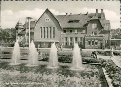Alte Ansichtskarte Bad Godesberg, Bahnhof mit Wasserspielen