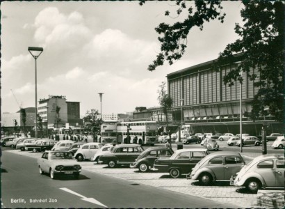 Alte Ansichtskarte Berlin, Bahnhof Zoo, VW-Käfer