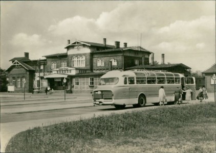 Alte Ansichtskarte Torgau, Bahnhof mit Omnibus