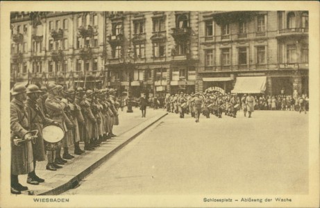 Alte Ansichtskarte Wiesbaden, Schlossplatz - Ablösung der Wache