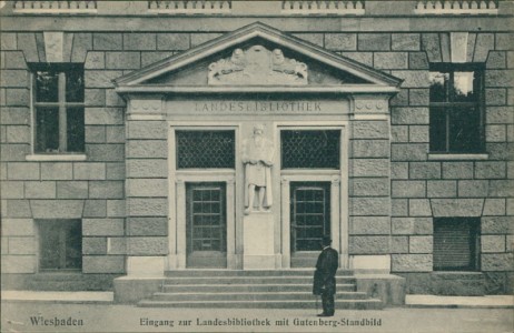 Alte Ansichtskarte Wiesbaden, Eingang zur Landesbibliothek mit Gutenberg-Standbild