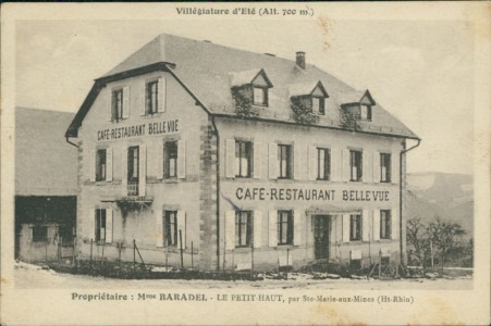 Alte Ansichtskarte Le Petit-Haut, par Ste-Marie-aux-Mines (Ht-Rhin), Café-Restaurant Belle Vue, propriétaire Mme Baradel