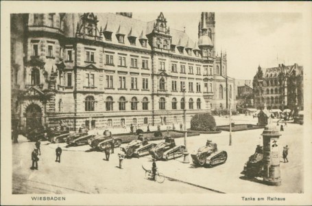 Alte Ansichtskarte Wiesbaden, Tanks am Rathaus, Panzer/Panzerwagen