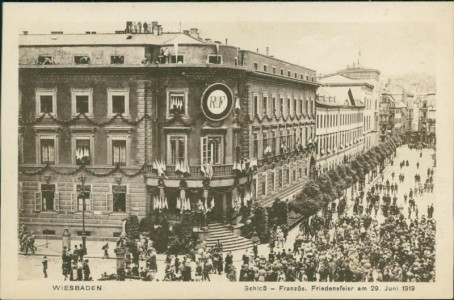 Alte Ansichtskarte Wiesbaden, Schloß - Französ. Friedensfeier am 29. Juni 1919