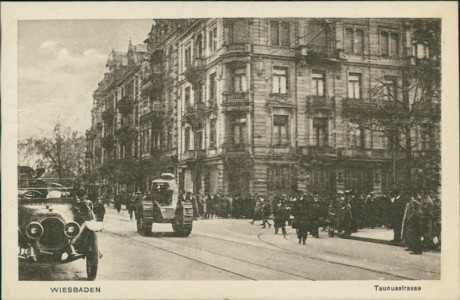 Alte Ansichtskarte Wiesbaden, Taunusstrasse mit Panzer/Panzerwagen