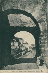 Alte Ansichtskarte Sierck-les-Bains, Kasernenstrasse mit altem Tor
