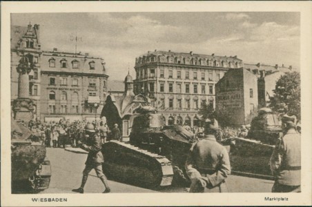 Alte Ansichtskarte Wiesbaden, Marktplatz mit Panzer/Panzerwagen