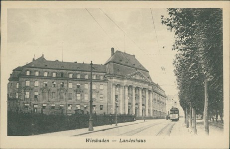 Alte Ansichtskarte Wiesbaden, Landeshaus mit Straßenbahn