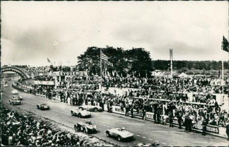 Alte Ansichtskarte Le Mans, Circuit de la Sarthe. Le passage devant les Tribunes