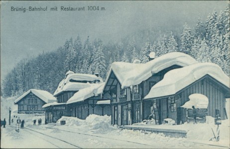 Alte Ansichtskarte Brünig BE, Bahnhof mit Restaurant im Schnee