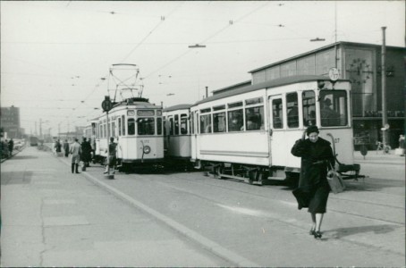 Alte Ansichtskarte Dortmund, Hauptbahnhof, Straßenbahn Linie 7/17 und Linie 14, Echtfoto, Abzug ca. 1970er Jahre, Format ca. 13,5 x 9,5 cm
