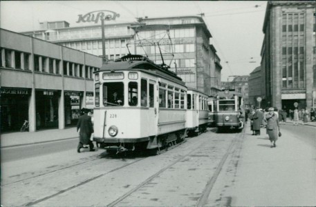 Alte Ansichtskarte Dortmund, Hansaplatz, Straßenbahn Linie 13 Volkspark, Echtfoto, Abzug ca. 1970er Jahre, Format ca. 13,5 x 9,5 cm