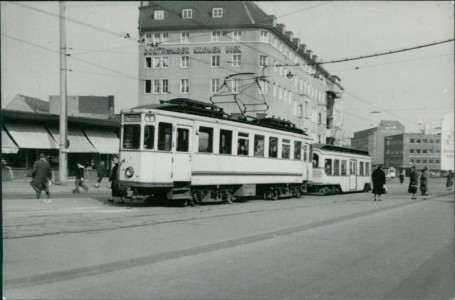 Alte Ansichtskarte Dortmund, Hansastraße, Straßenbahn Linie 5, Echtfoto, Abzug ca. 1970er Jahre, Format ca. 13,5 x 9,5 cm