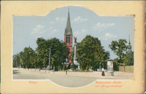 Alte Ansichtskarte Tilsit / Sowjetsk, Reformierte Kirche mit Kriegerdenkmal (RECHTER RAND DUNKEL)
