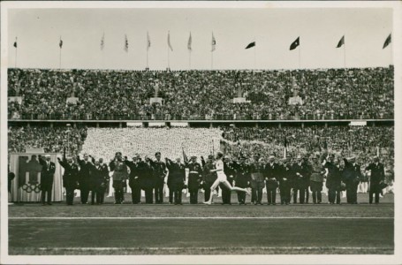 Alte Ansichtskarte Olympische Spiele Berlin 1936, Der Fackelstaffel-Läufer trifft im Stadion ein