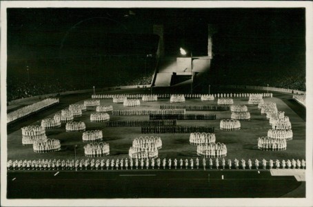 Alte Ansichtskarte Olympische Spiele Berlin 1936, Aus dem Festspiel "Olympische Jugend" im Stadion. Im Hintergrund das Olympische Feuer