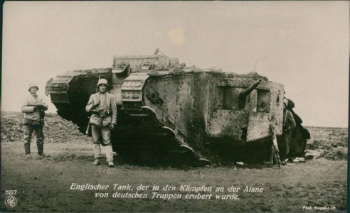Alte Ansichtskarte Englischer Tank, der in den Kämpfen an der Aisne von deutschen Truppen erobert wurde, 