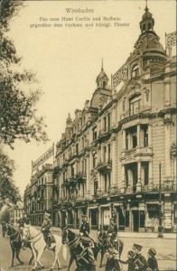 Alte Ansichtskarte Wiesbaden, Das neue Hotel Cecilie und Badhaus gegenüber dem Kurhaus und königl. Theater