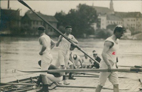 Alte Ansichtskarte Rudern / rowing / aviron, Echtfoto, gestempelt in Straubing