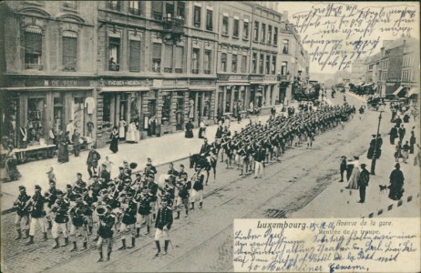 Alte Ansichtskarte Luxembourg, Avenue de la gare. Rentrée de la troupe