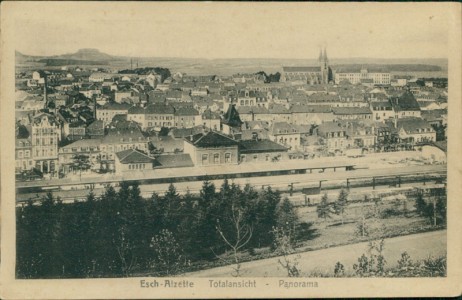 Alte Ansichtskarte Esch-sur-Alzette, Totalansicht mit Bahnhof